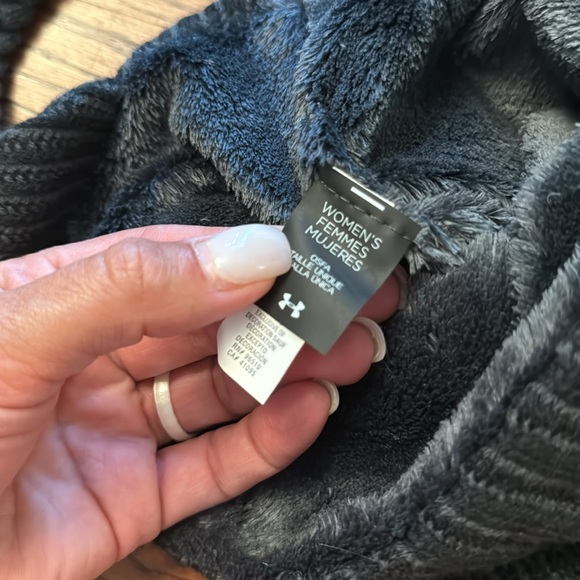 Women’s Black Winter Hat- Under Armour- Never Worn - Picture 2 of 2